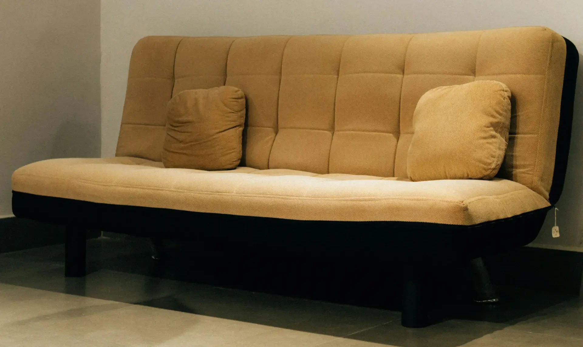 Sofá cama desplegado para lavado profesional