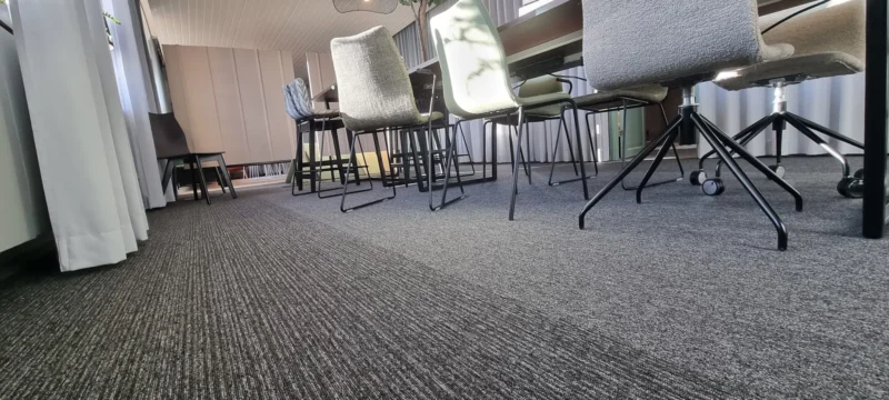 piso alfombrado de oficina limpio