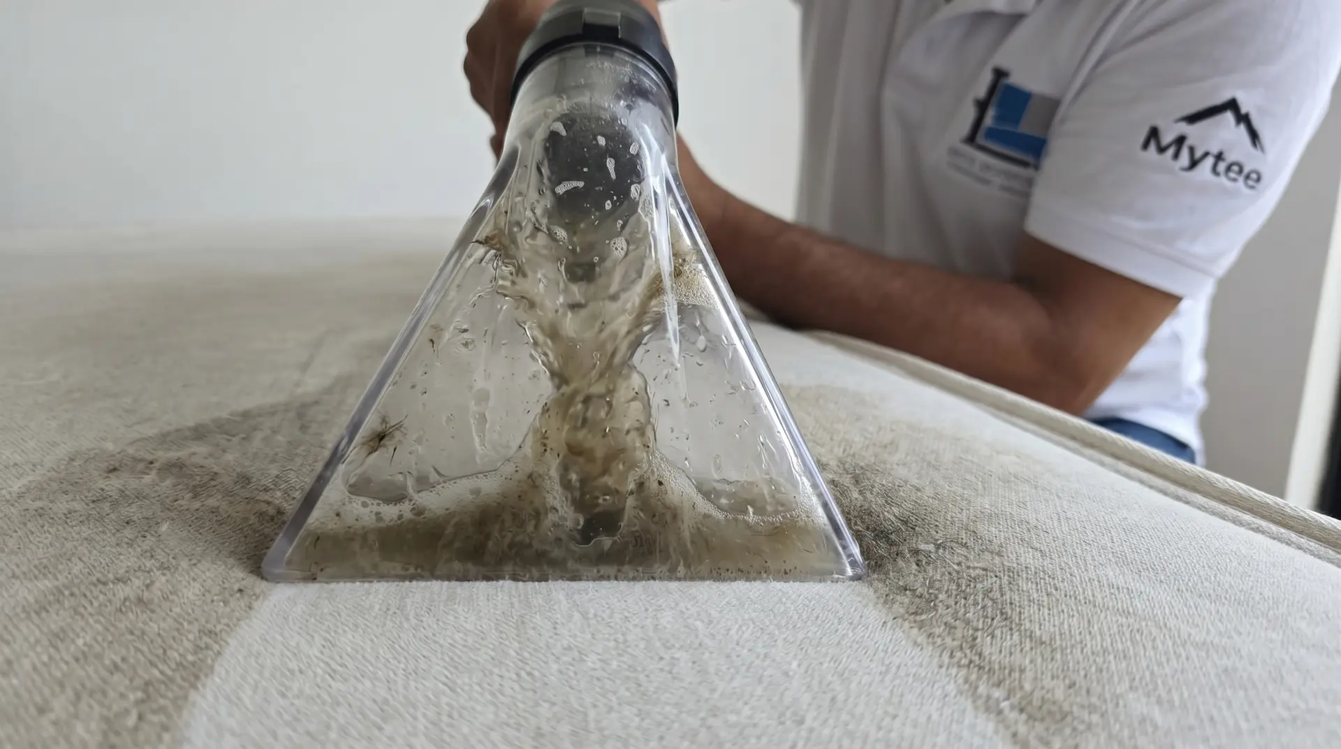 Quitar manchas del sofá: lavado profesional de muebles en Cali