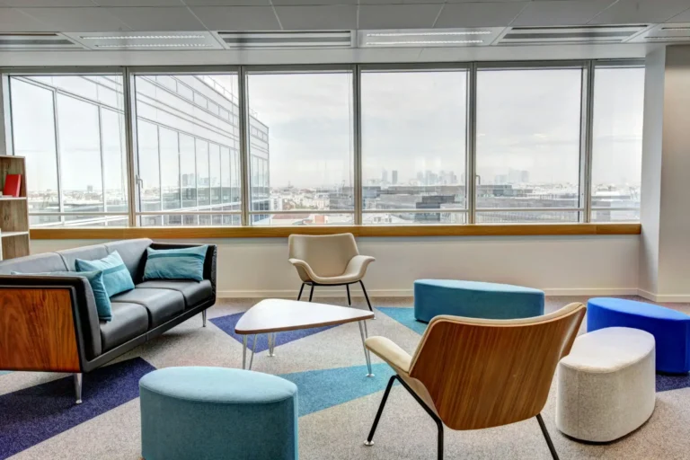 muebles de oficina limpios e organizados
